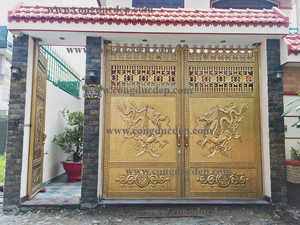 Cổng nhôm đúc mẫu rồng tại Khu tên Lửa, quận Bình Tân