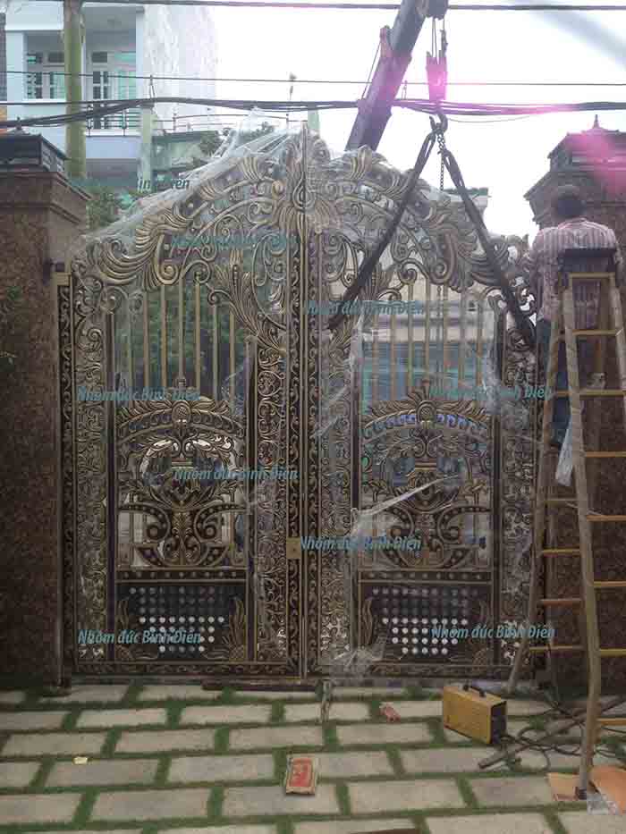 Thi công cổng nhôm đúc tại Bình Tân